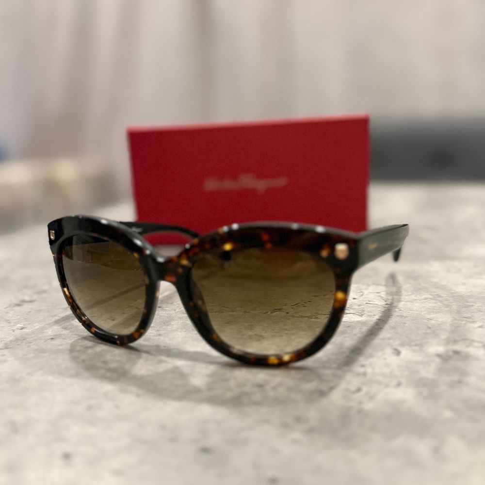 ✨ Salvatore Ferragamo Sunglasses – SFG418 Tortoise/Brown Gradient ✨ NEW! Cat Eye - Picture 15 of 16